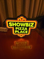 Showbiz Pizza Place Alt - Insegna LED illuminata USB - Uomo Cave - Arcade - Chuck E
