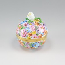 HEREND Openwork pompom holder