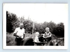 Vecchia foto d'epoca UOMO CHE FUMA PIPA TABACCO RAGAZZO RAGAZZA FATTORIA TRATTORE ISTANTANEA