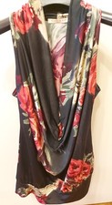 Maglia smanicata scollo a