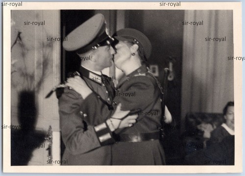 Soldato wehrmacht bacia - bacia, donna
