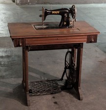 Macchina da cucire d'epoca
