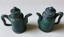 Antica Cina orientale, coppia di teiere smaltate.