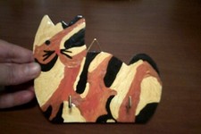 appendino in  legno dipinto a mano a forma di gatto cm 13 leggi..