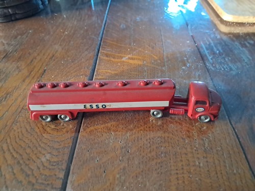 Ancien grand camion citerne