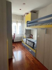 cameretta a ponte 2 letti completa di armadi, guardaroba, scrivania e libreria