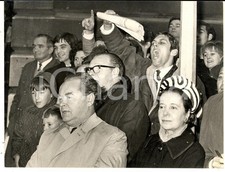 1967 LONDON DOWNING STREET Urla di un giovane per la svalutazione della sterlina