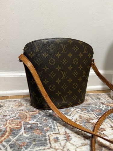 Louis vuitton logo - louis, monogram