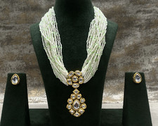 Collana tradizionale placcata oro pietra Kundan borchiata e perline artigianali strato