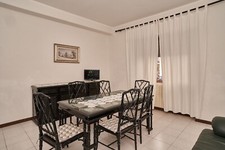 Sala da pranzo completa vetrina, tavolo e 6 sedie, credenza in ottime condizioni