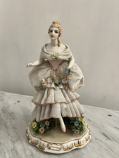 Statuetta Damina Capodimonte Porcellana italiana seconda metà del 900