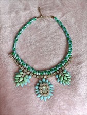 Collana con pietre lucide