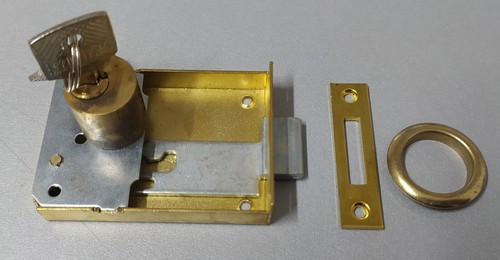 Serratura per mobili placcata