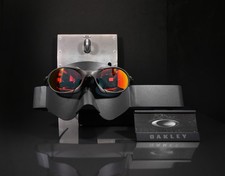 Oakley Romeo 1 finitura X-Metal con lenti polarizzate rubino + Oakley Vault + borsa morbida