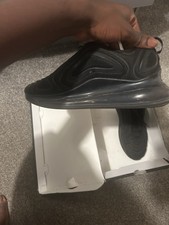 Si tratta di un paio di scarpe