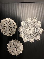 set di tre bellissimi centrini fatti  a mano due diametro 10cm e uno diam 19