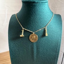 Collana oro 18 kt con moneta stile Roma antica, obelisco e colonna Traiana