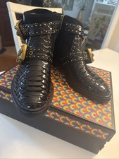 Stivaletti nuovi con etichette