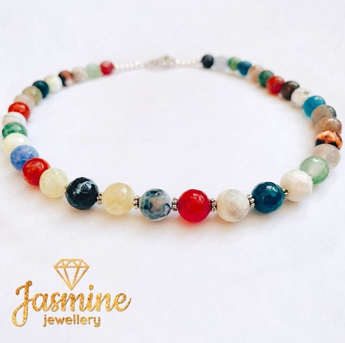 Collana multicolore con pietre