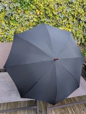Antico ombrello da uomo nero