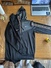 Nike Sportswear Repeat Swoosh