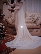 Abito da sposa ben conservato.Stile Impero ,Bianco ,veste taglia 44/46