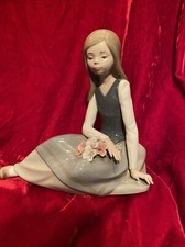 1988 Llandro - Ragazza con cesto di fiori seduta - Statuina in porcellana. Come nuovo!