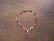 Bracciale con pallini corallo con croce pendente e oro