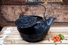 Enorme antica teiera in ghisa