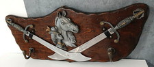 Antico Pannello da Muro Appendiabiti Trofeo Legno Spade Cavallo Donna Vintage