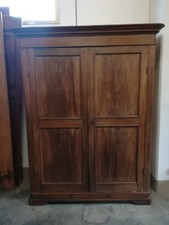 Armadio in legno di noce massello a due sportelli periodo Ottocento .