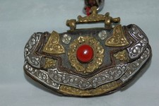 Antico inserto inseguitore tibetano in argento e bronzo con vero corallo antico - Tibet 1750