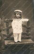 1916 Ritratto bambino su panchina con divisa da marinaio Fotografia