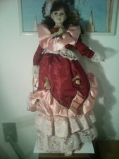 UNA BELLISSIMA GRANDE BAMBOLA  .. IN PORCELLANA  !!!