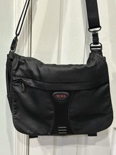 Tumi Messenger a tracolla