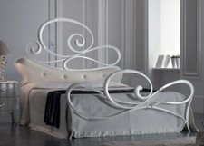 LETTO MATRIMONIALE IN FERRO E PELLE IN VERA FOGLIA ARGENTO O BIANCO PERLA