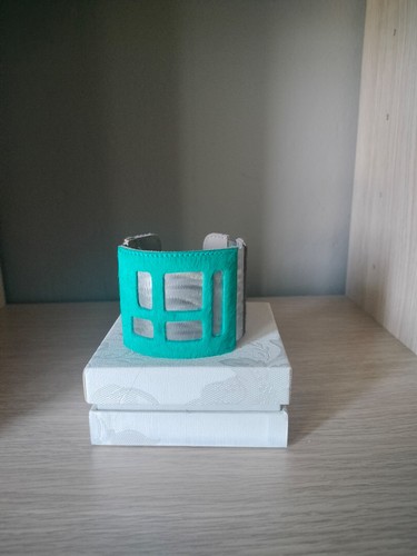 Bracciale rigido realizzato - , a