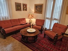 Importante salotto completo in legno massiccio: divano, 2 poltrone e tavolino 