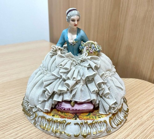 Bella antica statuina bambola