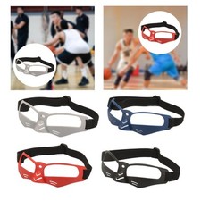 Gli occhiali sportivi incorniciano uomini donne per l'allenamento di basket