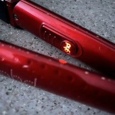 Piastra per capelli rossa GHD