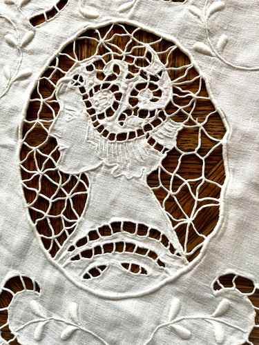 Dama medievale antica ricamata