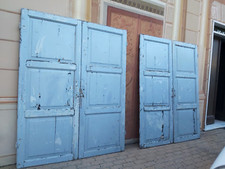 Grandi e vecchie porte ad ante