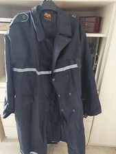 Impermeabile in goretex nero usato con manicotti ed inserti rifrangenti