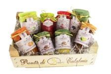 Cassetta con conserve prodotti