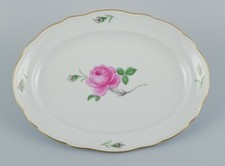 Meissen, Germania. Piatto ovale in porcellana decorato con rosa rosa. Circa 1...