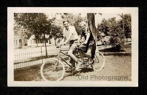 Coppia felice bicicletta - felice,