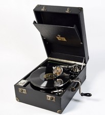 Vecchio grammofono a valigetta