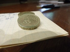 ONE POUND 1985 'PORRO' CON INCISO BORDO CAPOVOLTO 'PLEIDIOL WYF I'M GWLAD  RARO