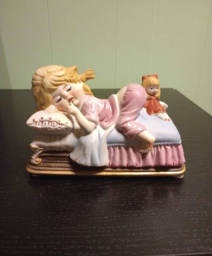 Statuina vintage bambina che